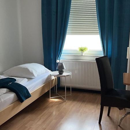 Pension An Der Hessenhalle Gießen Esterno foto